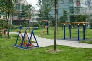 小区健身器材安全隐患 老人健体变跌伤，我们该如何防范？